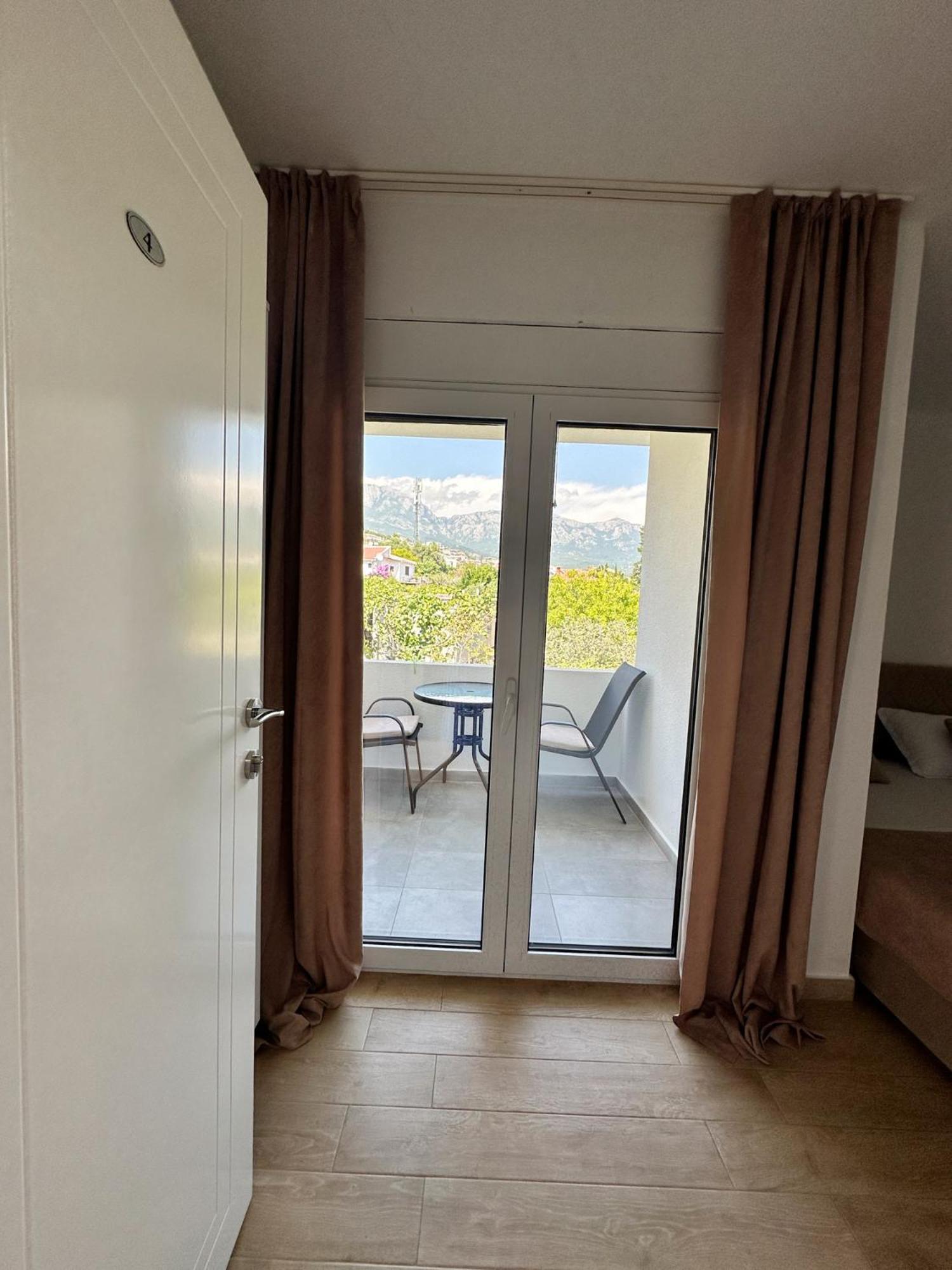 Danin Apartmani بار المظهر الخارجي الصورة